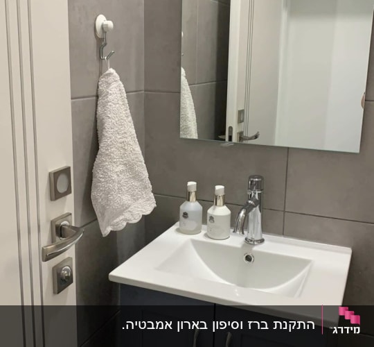 Bathroom sink with faucet and mirror above